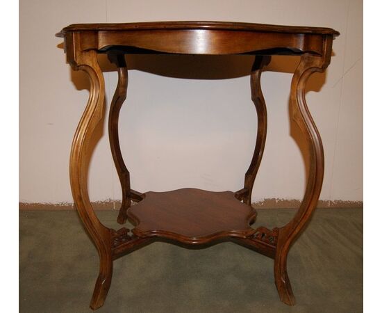 Antique English table from 1900 Victorian style in mahogany     