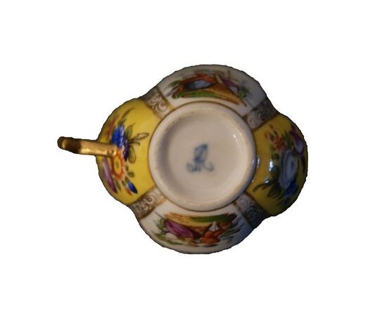 Cup and saucer in yellow Meissen porcelain from the 1800s     
