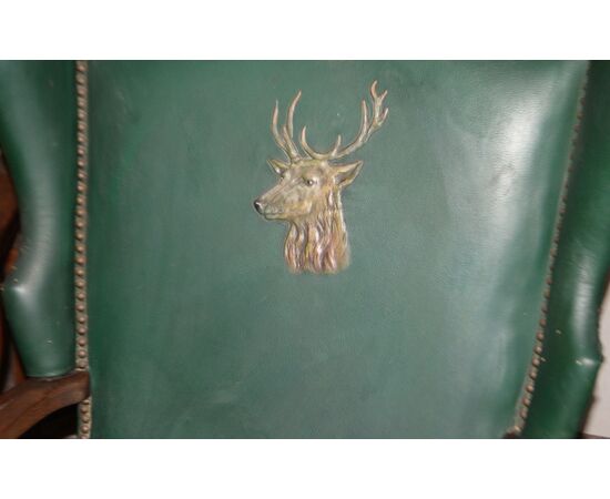 Beautiful English leather armchair with an English deer head from the 1800s     