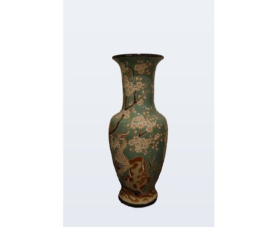 Large antique Chinese vase in decorated porcelain     