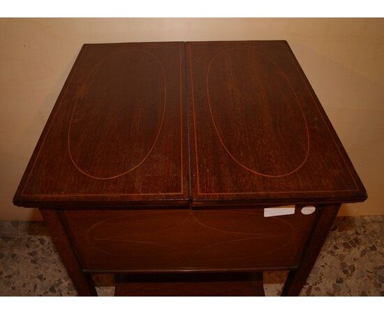 Antico tavolino da lavoro inglese del 1800 stile Vittoriano in legno di mogano