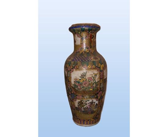 Antique Chinese vase in richly decorated porcelain     