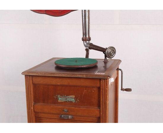 Antico grammofono francese del 1900 in rovere