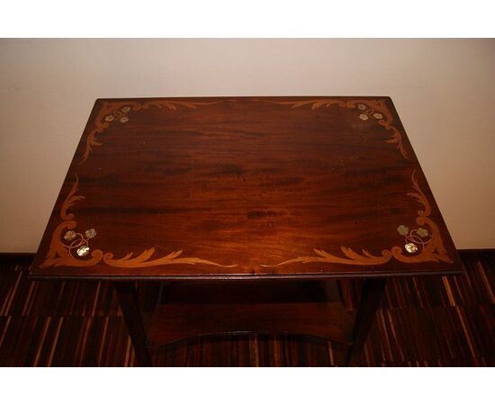 Antico tavolino inglese del 1800 stile Liberty in mogano