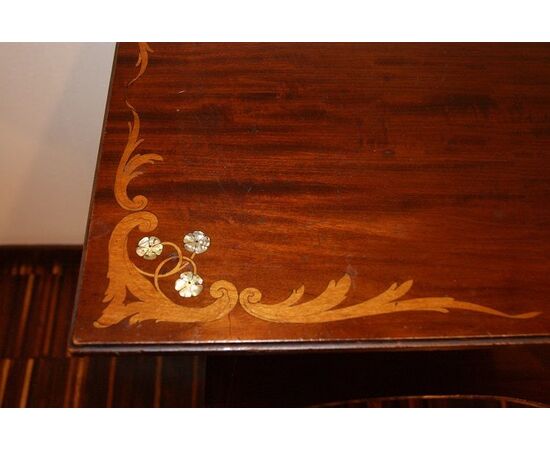 Antico tavolino inglese del 1800 stile Liberty in mogano