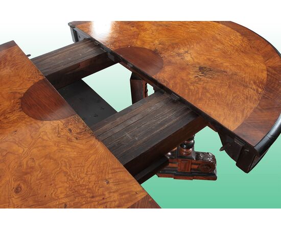Tavolo ovale allungabile francese del 1800 in palissandro e radica di olmo