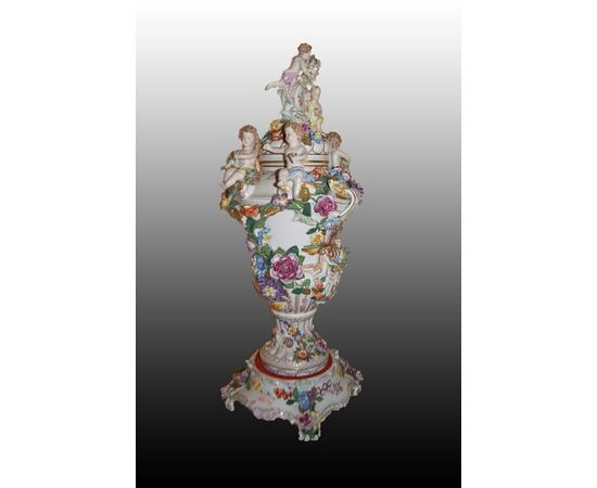 Spettacolare grande vaso centrotavola in porcellana Dresda riccamente decorata