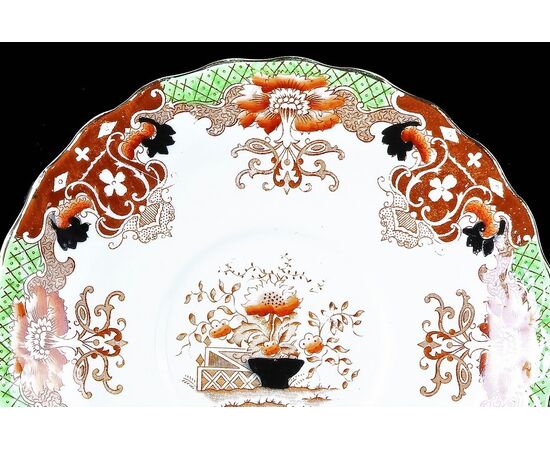 Piatto in porcellana inglese con decorazioni policrome in stile orientale