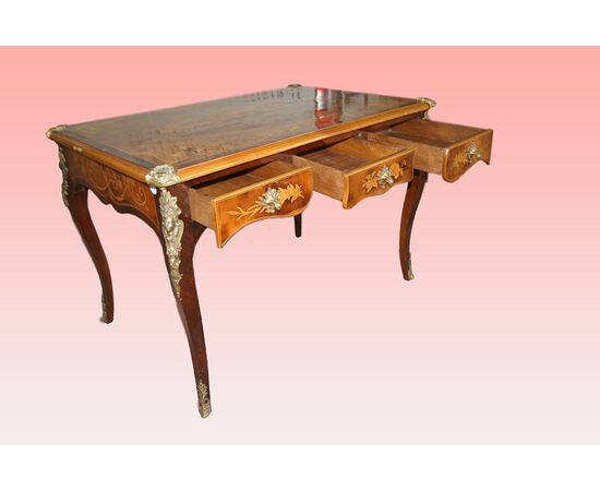 Bellissimo tavolo scrittoio francese della prima metà 1800 stile Luigi XV con ricchi intarsi