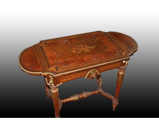 Tavolino francese con alette riccamente intarsiato stile Luigi XVI 1800