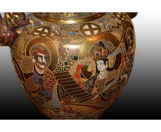 Bellissimo grande vaso Satsuma Giapponese in porcellana dorata decorata con personaggi