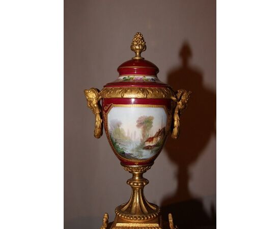 Trittico composto da orologio e due vasi in porcellana di Sevres del 1800