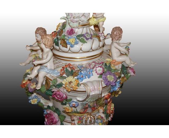 Spettacolare grande vaso centrotavola in porcellana Dresda riccamente decorata