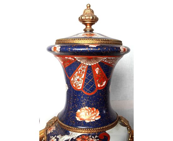 Coppia di bellissimi vasi in porcellana francese di Limoges di inizio 1900 con bronzi