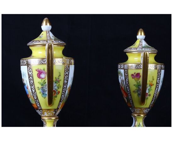 Coppia di piccoli vasi in porcellana manifattura Dresda ad anfora con coperchio