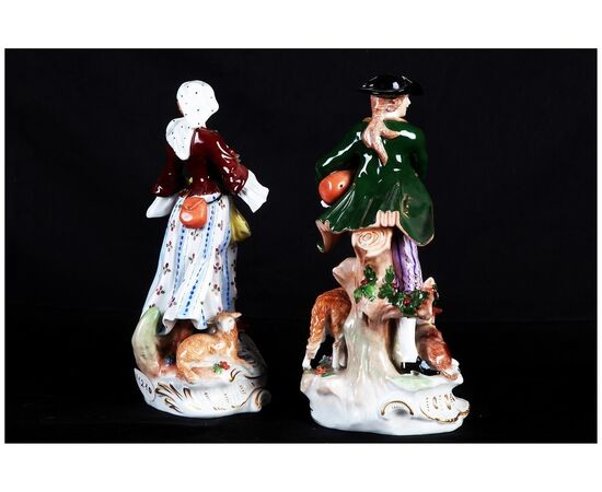 Coppia di statuine in porcellana decorata Dresda marchiate del 1800 fanciulla fanciullo e cani