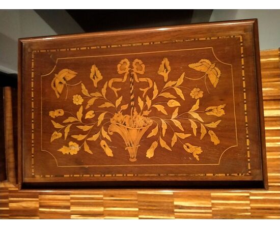 Mobiletto comodino olandese del 1800 a serrandina riccamente intarsiato