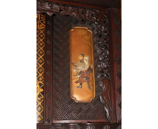 Grande e maestosa credenza cinese del 1800 con applicazioni in osso su fondo dorato personaggi e animali