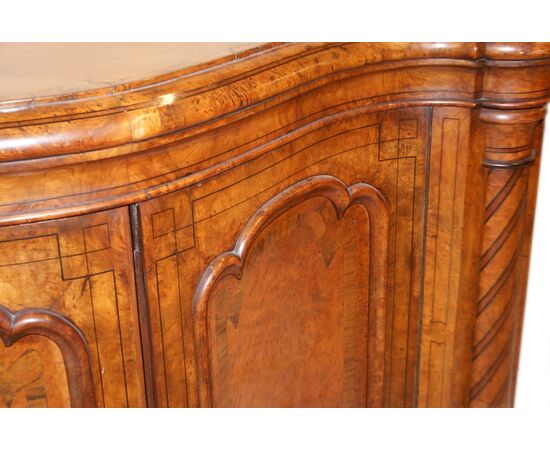 Servante sideboard inglese di metà 1800 stile Vittoriano in legno di olmo