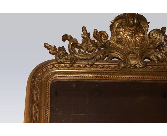 Specchiera francese stile Luigi XVI di metà 1800 dorata foglia oro con bellissima cimasa