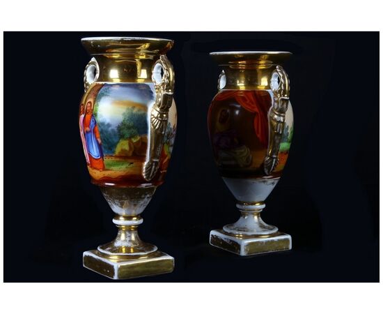 Coppia di piccoli vasi ad anfora in porcellana del 1800 decorati con scene bibliche
