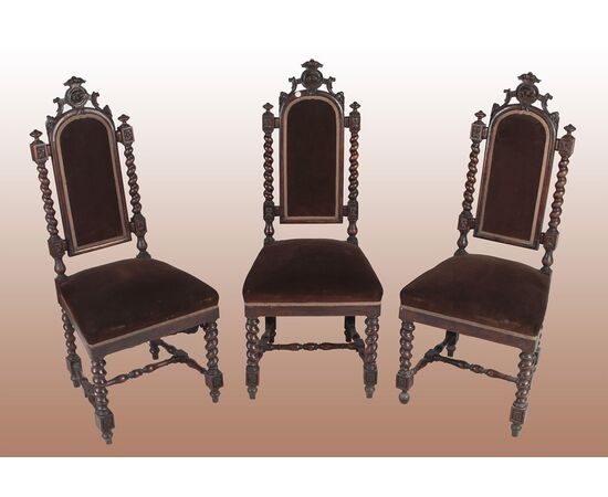 Gruppo di 7 sedie italiane in legno di noce con seduta imbottita 