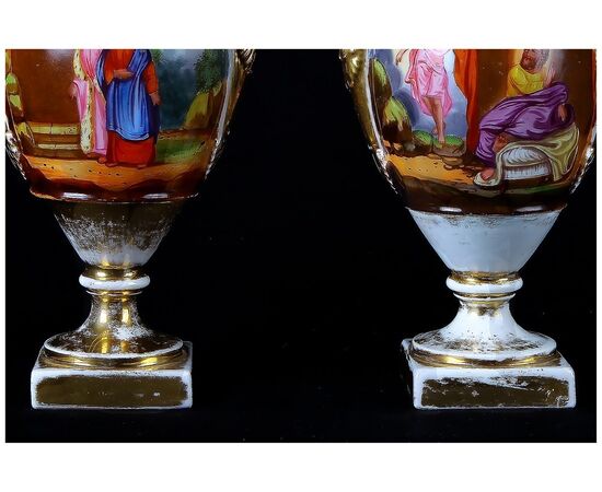 Coppia di piccoli vasi ad anfora in porcellana del 1800 decorati con scene bibliche