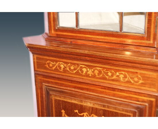 Coppia di angoliere inglesi del 1800 stile Vittoriano in legno di mogano intarsiate