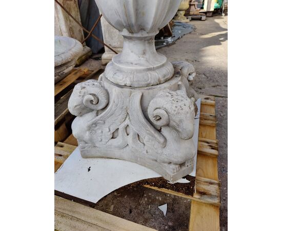 Grande Acquasantiera/Fonte Battesimale in marmo di Carrara - H 137 cm - Venezia - Periodo '700