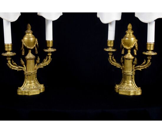 Coppia di candelabri a due luci in bronzo cesellato e dorato, XIX secolo, Francia stile Luigi XVI