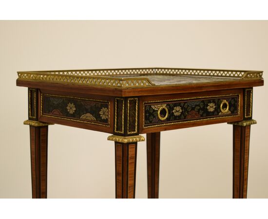 Elegante tavolino in legno, lacca a cineseria e applicazioni in bronzo dorato, Francia XIX secolo