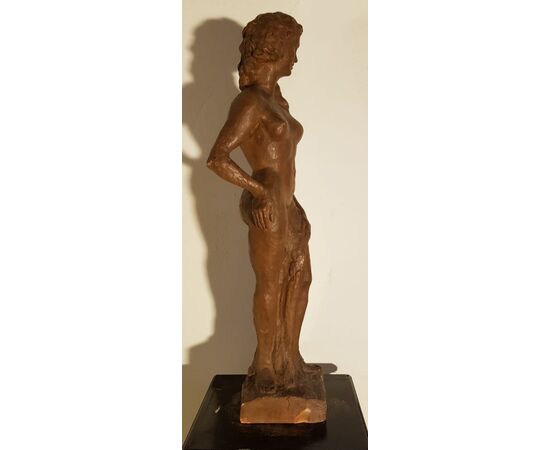 Scultura in terracotta raffigurante Nudo femminile