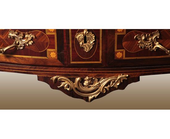 Maestoso comò francese del 1700 stile Luigi XV con quattro cassetti lastronato in palissandro e con marmo rosso Francia