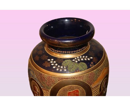Coppia di vasi giapponesi Satsuma del 1800 riccamente decorati con personaggi e paesaggio