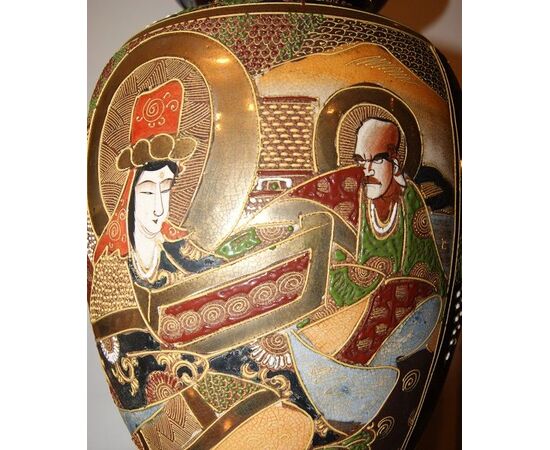 Coppia di vasi giapponesi Satsuma del 1800 riccamente decorati con personaggi e paesaggio