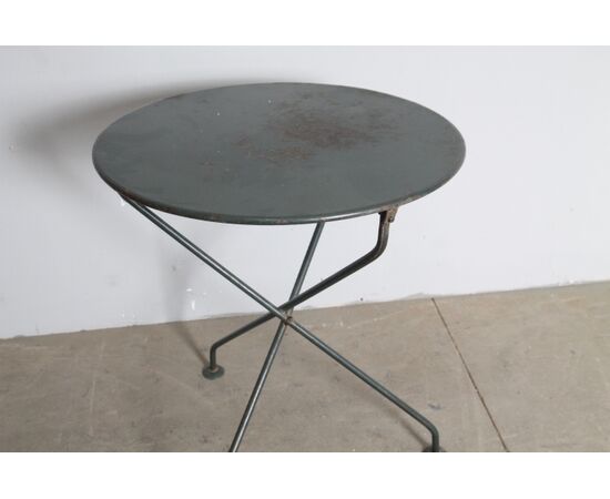 Antico tavolo in ferro rotondo da esterno /interno XIX sec lacca originale verde . Diametro cm 70