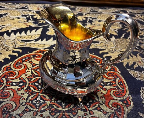 Servizio da tè in argento 800 composto da teiera, caffettiera, lattiera e zuccheriera. Epoca fine 1800.