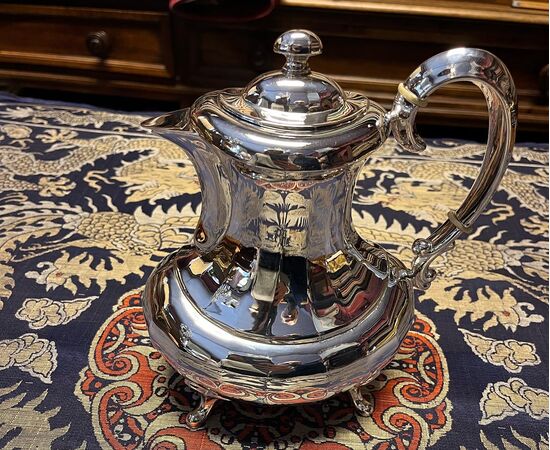 Servizio da tè in argento 800 composto da teiera, caffettiera, lattiera e zuccheriera. Epoca fine 1800.