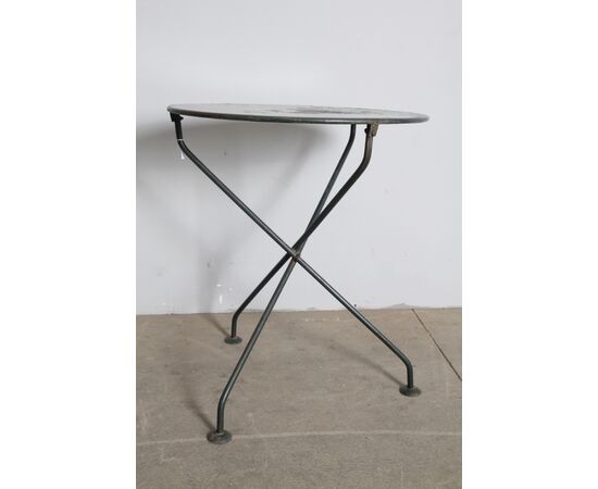 Antico tavolo in ferro rotondo da esterno /interno XIX sec lacca originale verde . Diametro cm 70