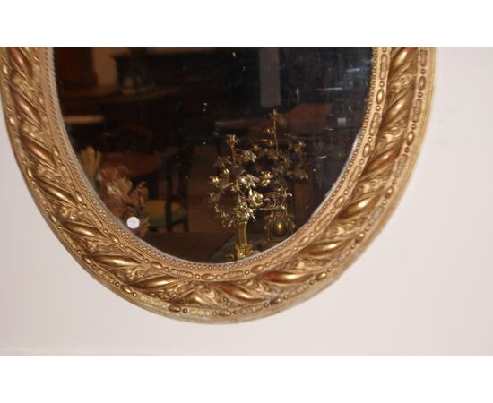 Grande specchiera ovale verticale francese del 1800 riccamente rifinita con stupenda cimasa
