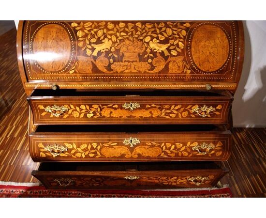 Antico comò a rullo Olandese Luigi XV del 1700 in legno di mogano riccamente intarsiato