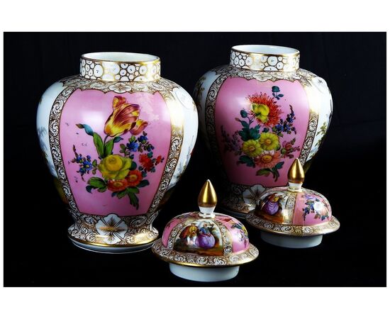 Coppia di pregiate potiche vasi con coperchio in porcellana bianca e rosa Manifattura Meissen del 1800 