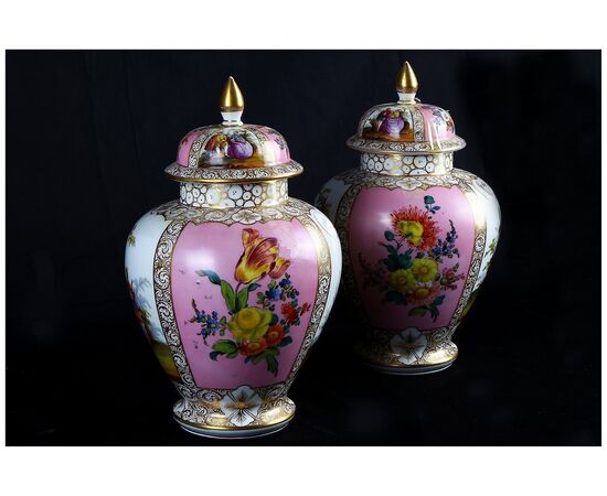 Coppia di pregiate potiche vasi con coperchio in porcellana bianca e rosa Manifattura Meissen del 1800 