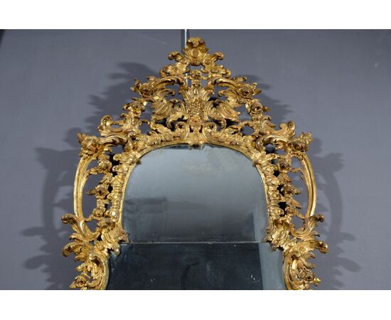 Specchiera Barocchetto in legno riccamente intagliato e dorato a mecca, Torino XVIII secolo