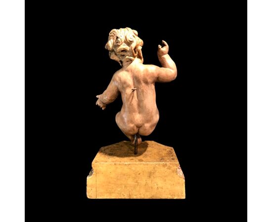 Scultura Gesu’Bambino in legno policromo.Italia. Base di epoca successiva.