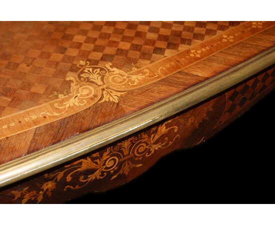 Tavolo scrittoio francese di metà 1800 stile Luigi XV con ricchi motivi di intarsio