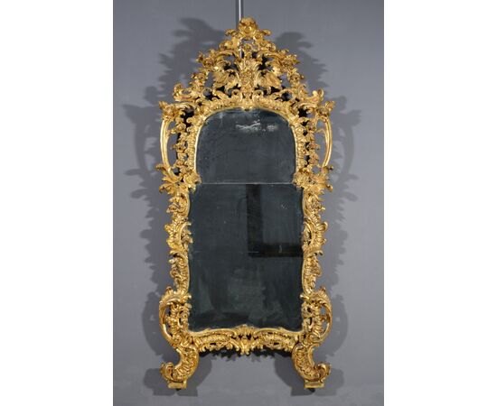 Specchiera Barocchetto in legno riccamente intagliato e dorato a mecca, Torino XVIII secolo