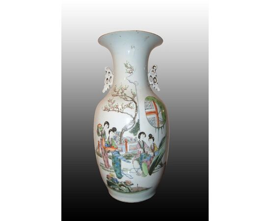 Vaso cinese del 1800 in porcellana bianca decorata con personaggi femminili