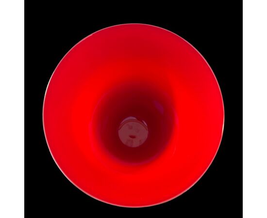 Vaso in vetro opalino rosso con base blu notte.Venini,Murano.