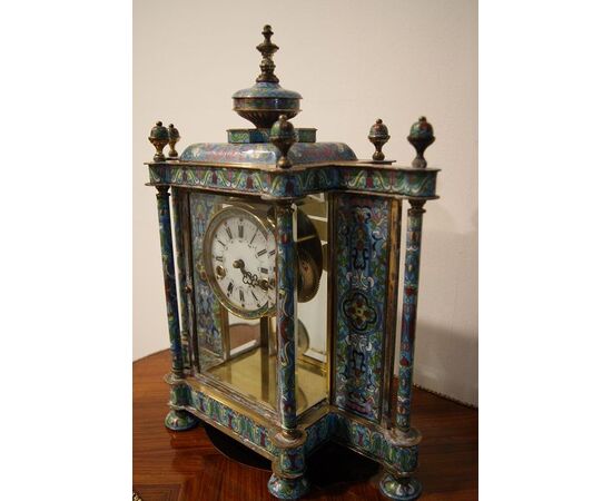 Antico orologio francese riccamente decorato con tecnica Cloisonné